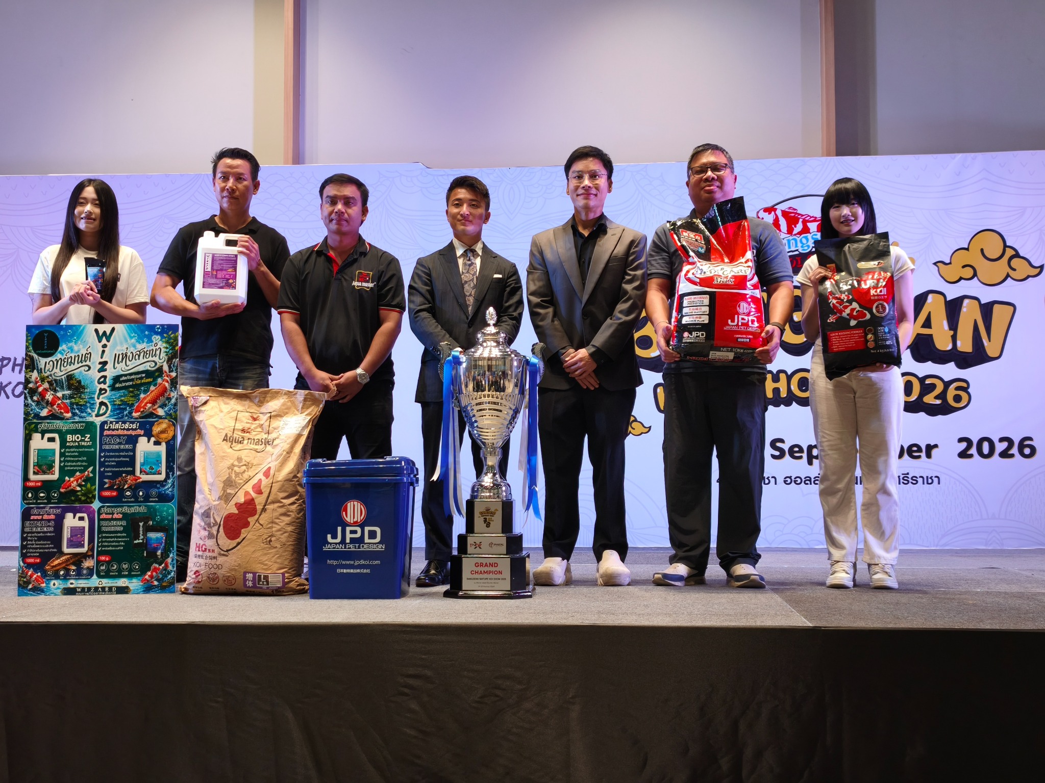 ภาพผลิตภัณฑ์และผู้สนับสนุนระหว่างพิธีมอบรางวัล Bangsean Koi Show 2026