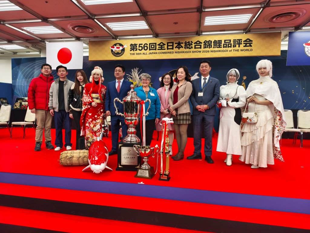 ภาพหมู่บนเวทีพิธีมอบรางวัล งานครั้งที่ 56