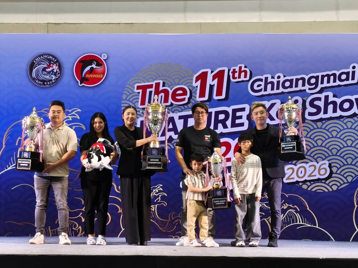ผู้ได้รับรางวัลถ่ายภาพร่วมกันพร้อมถ้วยรางวัลบนเวที