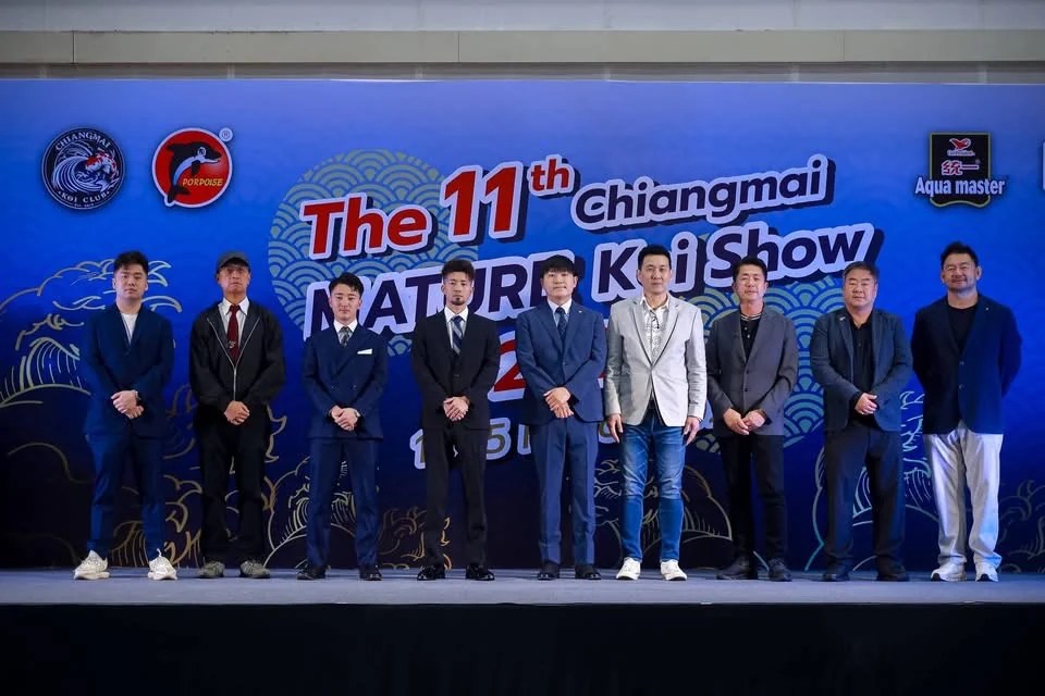 คณะกรรมการถ่ายภาพร่วมกันบนเวที The 11th Chiangmai Mature Koi Show 2026