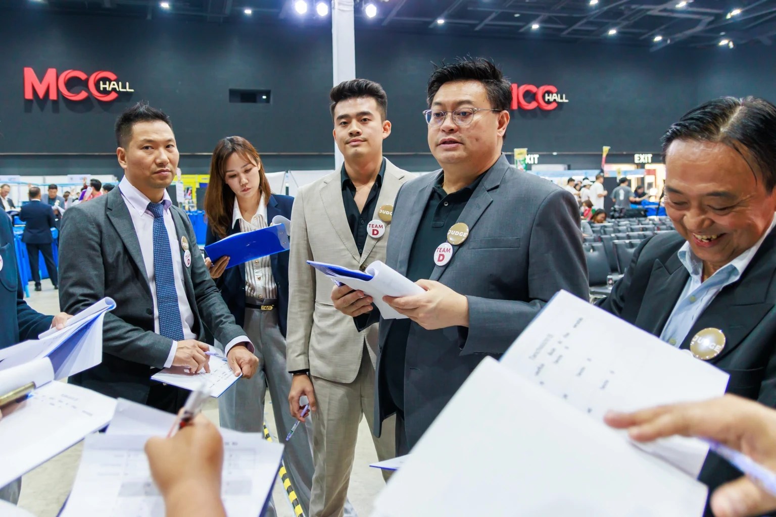 กรรมการถือเอกสารประกอบการพิจารณาผลการตัดสิน