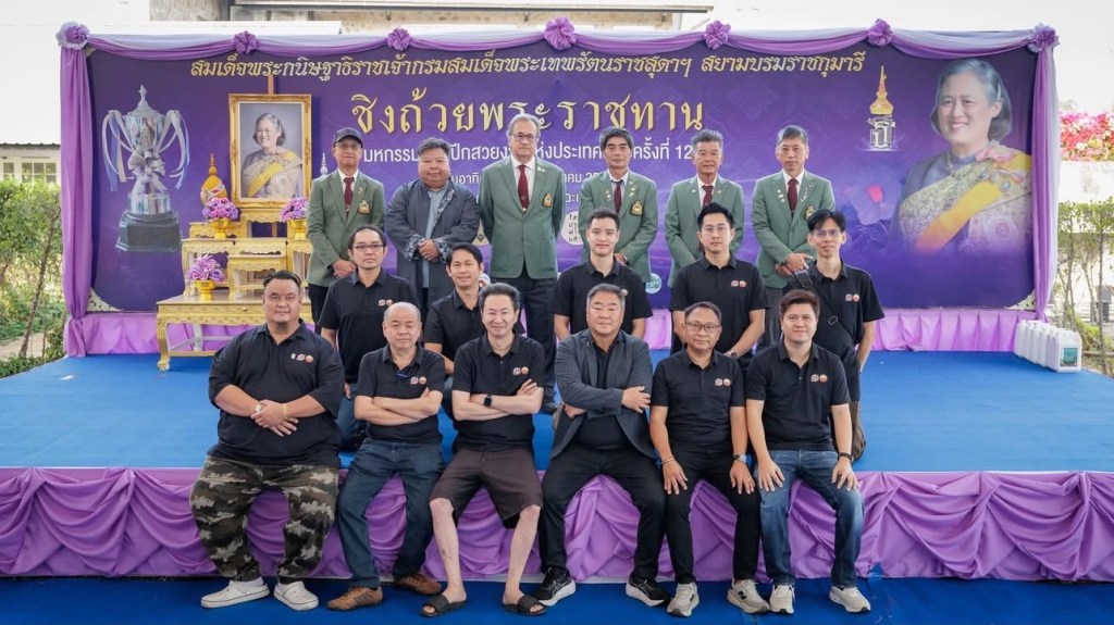 ภาพหมู่ทีมงานและผู้ร่วมงานบนเวที ZNA East Thailand 2026 งาน The 9th ZNA East Thailand Young Koi Show 2026