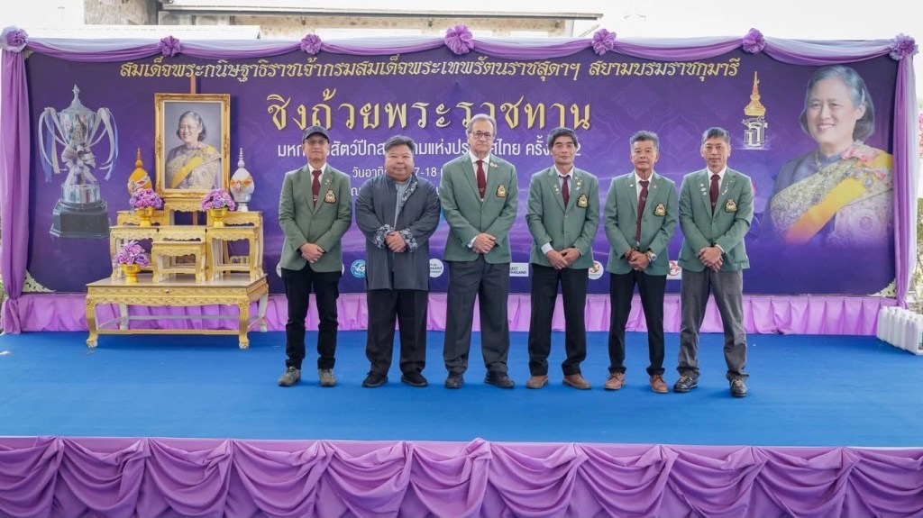 ภาพหมู่บนเวทีพิธีมอบรางวัล ZNA East Thailand 2026 งาน The 9th ZNA East Thailand Young Koi Show 2026