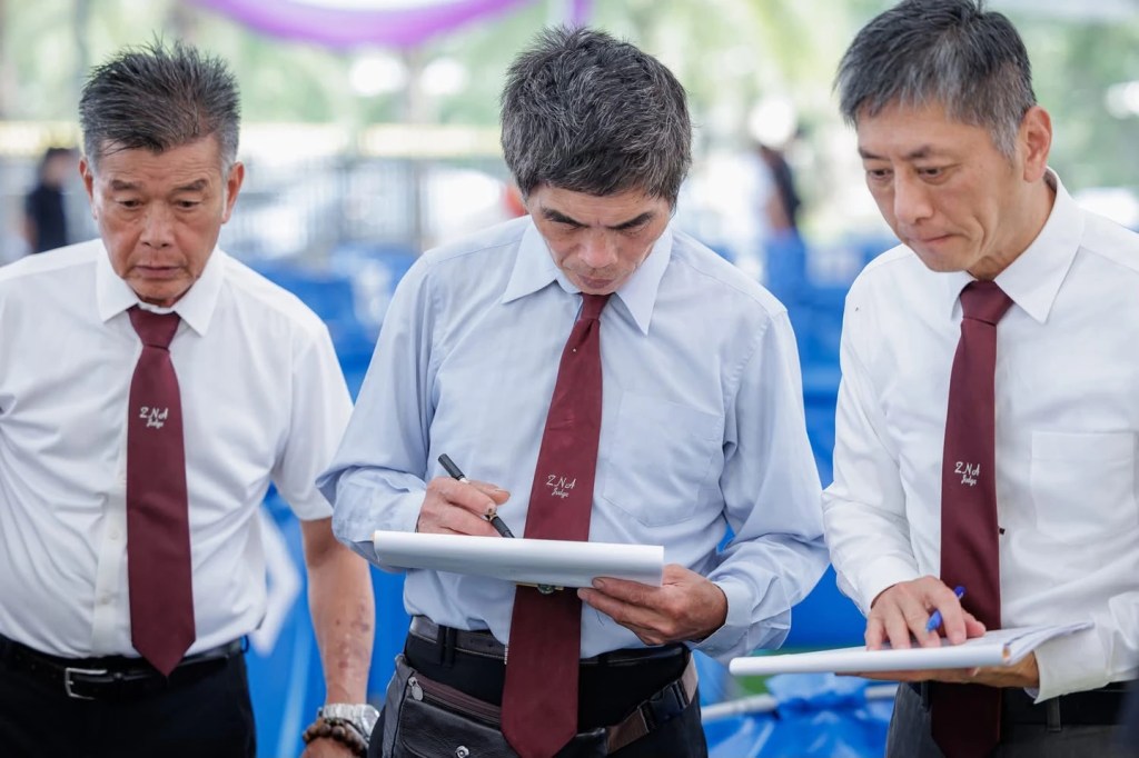 คณะกรรมการพิจารณาและบันทึกข้อมูลระหว่างการแข่งขัน งาน The 9th ZNA East Thailand Young Koi Show 2026