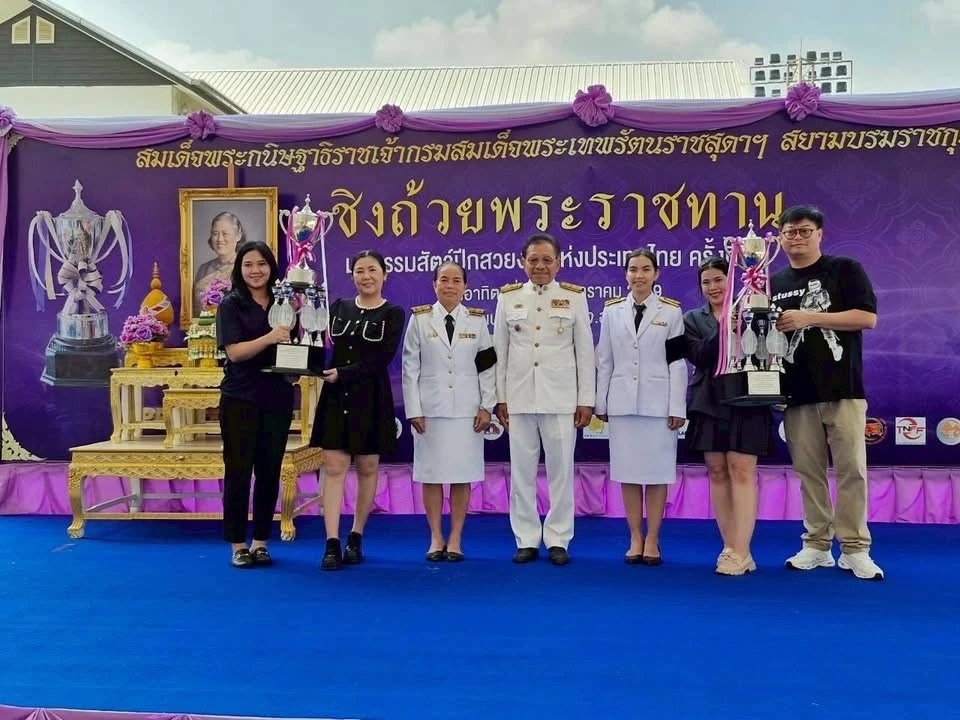 ภาพการมอบรางวัลและถ่ายภาพร่วมกันบนเวที งาน The 9th ZNA East Thailand Young Koi Show 2026
