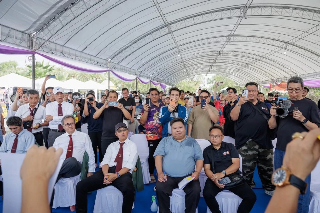 ภาพหมู่ผู้ร่วมงานและคณะกรรมการในพื้นที่กิจกรรม งาน The 9th ZNA East Thailand Young Koi Show 2026