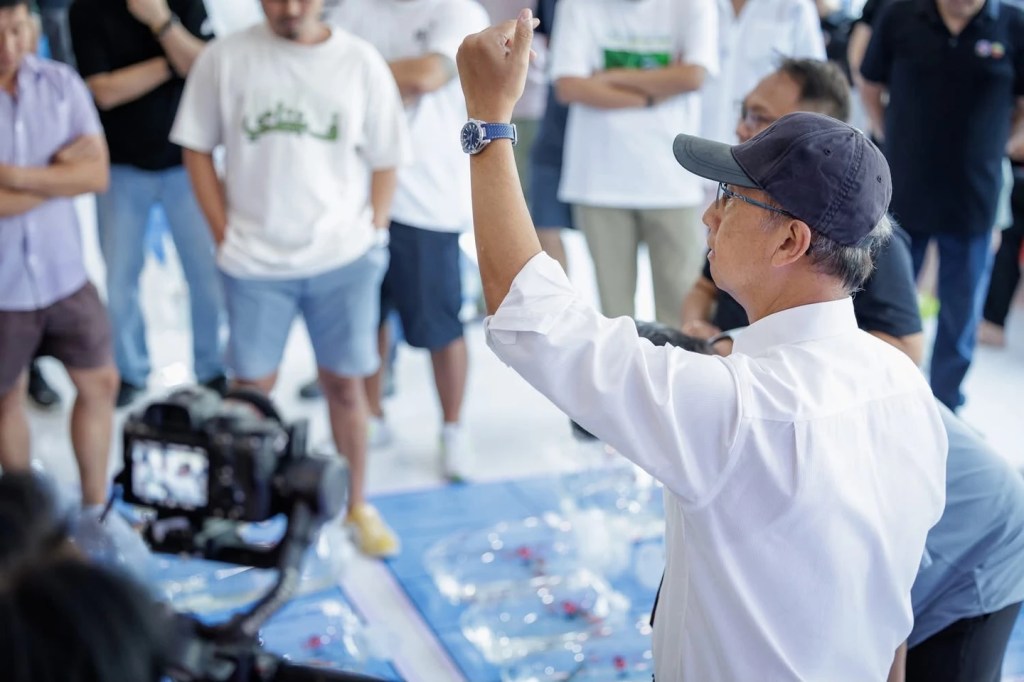 กรรมการบันทึกข้อมูลระหว่างพิจารณาปลาถุง งาน The 9th ZNA East Thailand Young Koi Show 2026