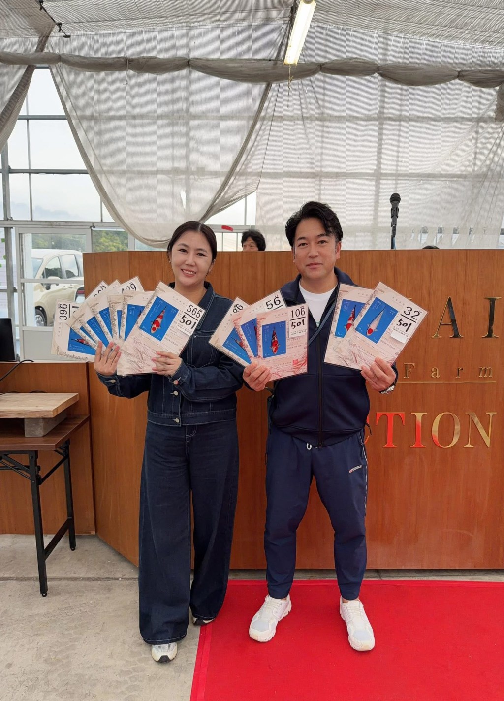 คุณเอ๋ Thai Nippon X ยืนกับคุณเคนทาโร่ ซาไก Sakai Fish Farm