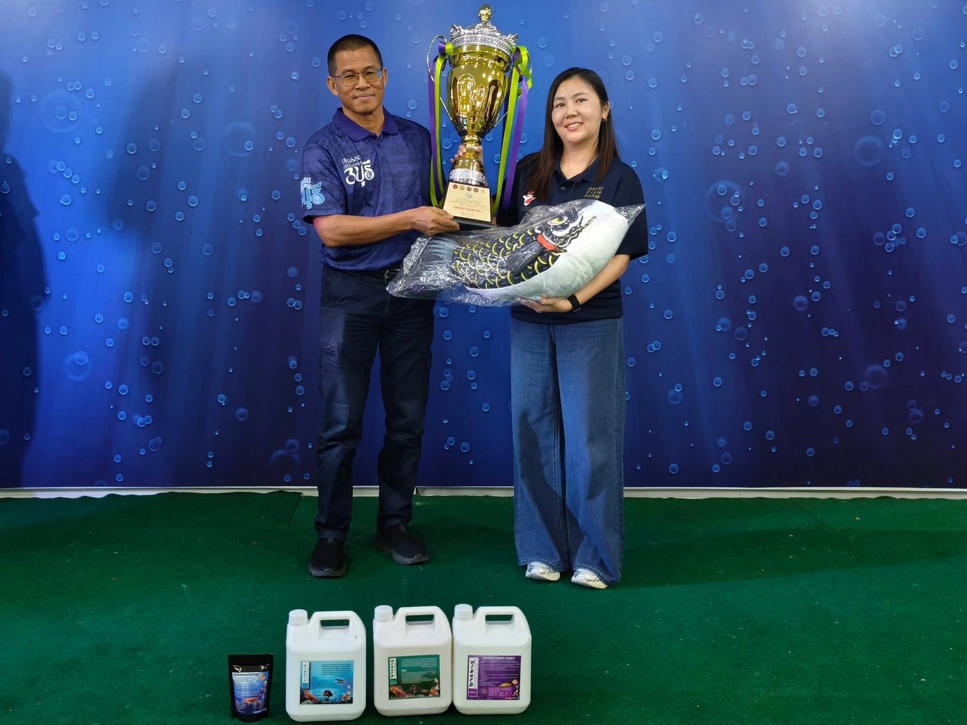 บรรยากาศพิธีมอบถ้วยรางวัลและของรางวัล