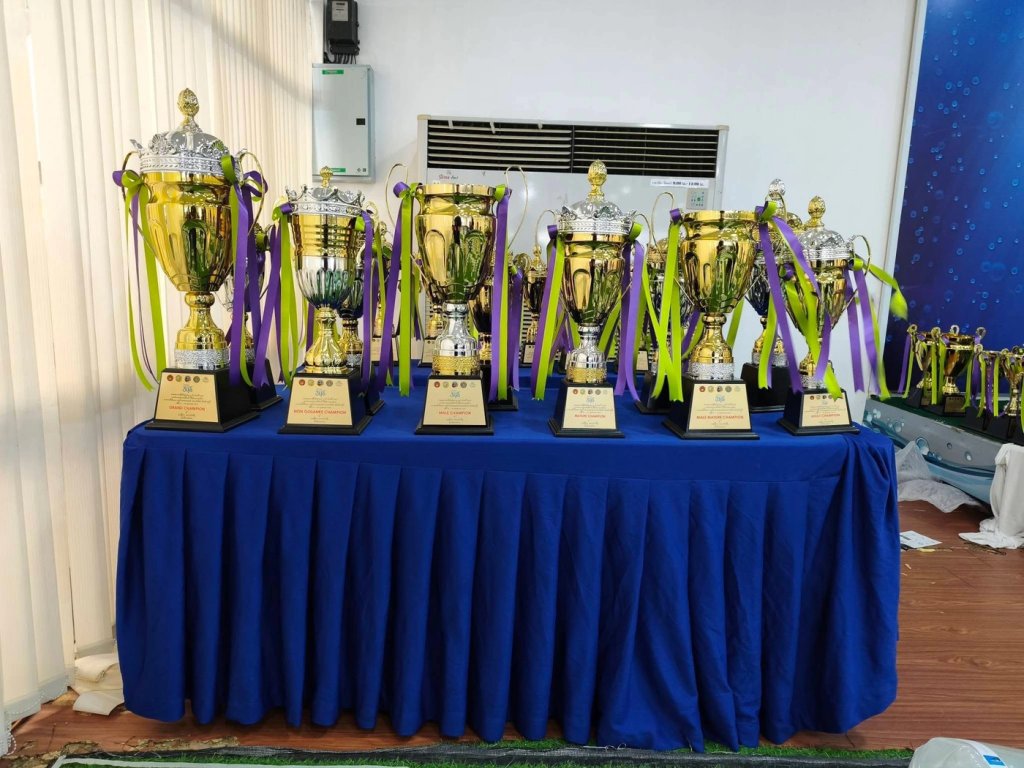 ถ้วยรางวัลที่จัดเตรียมไว้สำหรับผู้ชนะการแข่งขัน