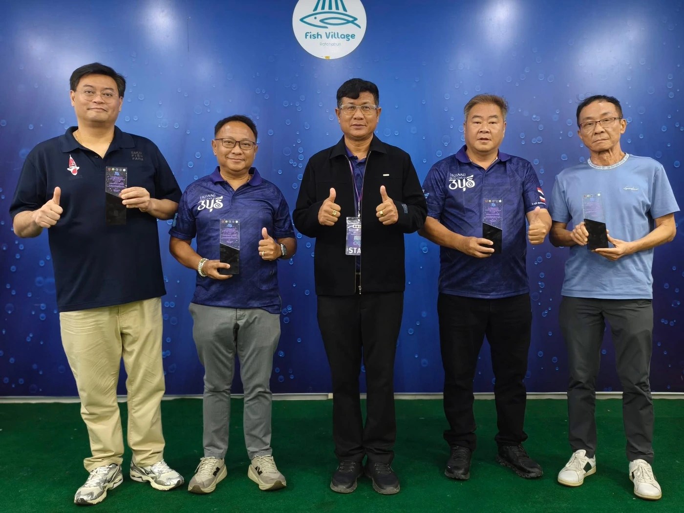 คณะกรรมการรับมอบของที่ระลึกในงาน Ratchaburi Young Koi Show 2026 ณ Fish Village