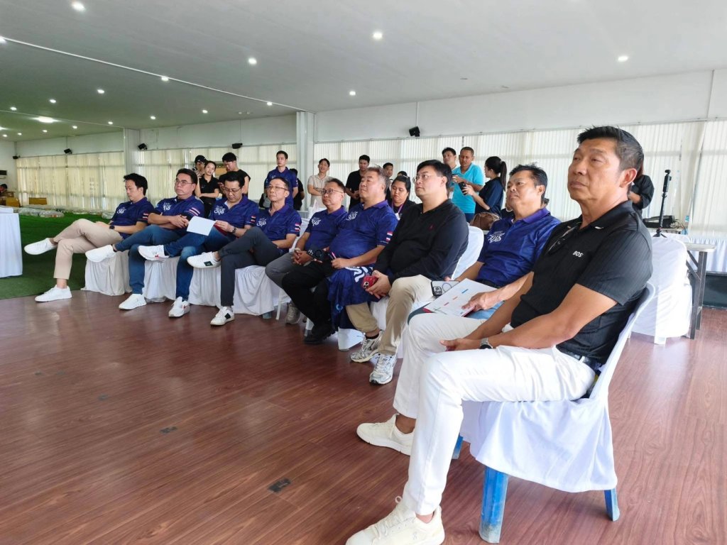 คณะกรรมการกำลังรอคะแนนผลการตัดสิน งาน Ratchaburi Young Koi Show 2026