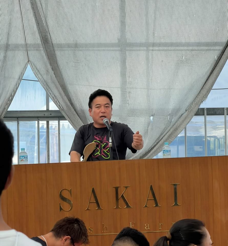 คุณเคนทาโร่ ซาไก เจ้าของฟาร์ม Sakai Fish Farm กล่าวบนเวทีงาน Sakai Auction