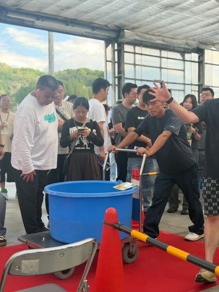 ผู้ร่วมงานกำลังเลือกชมปลาคาร์ฟก่อนเริ่มการประมูล Sakai Auction