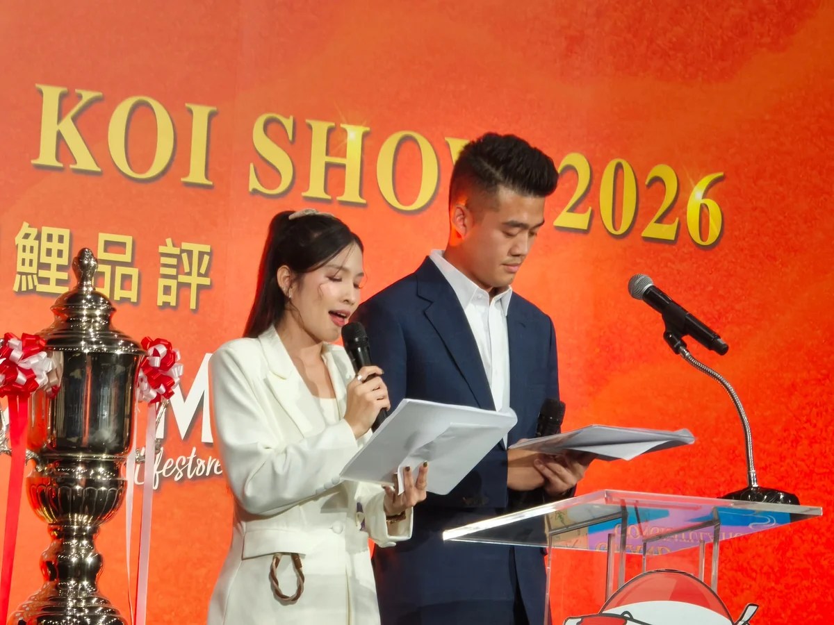 พิธีกรดำเนินรายการบนเวที TNPA All Thailand Koi Show 2026