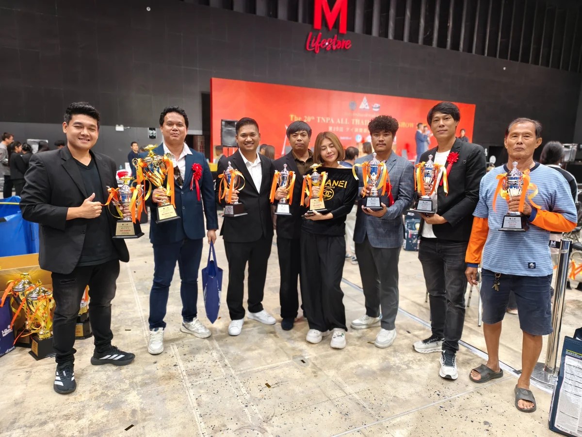 ผู้ร่วมงานถ่ายภาพพร้อมถ้วยรางวัลภายในงาน TNPA 2026