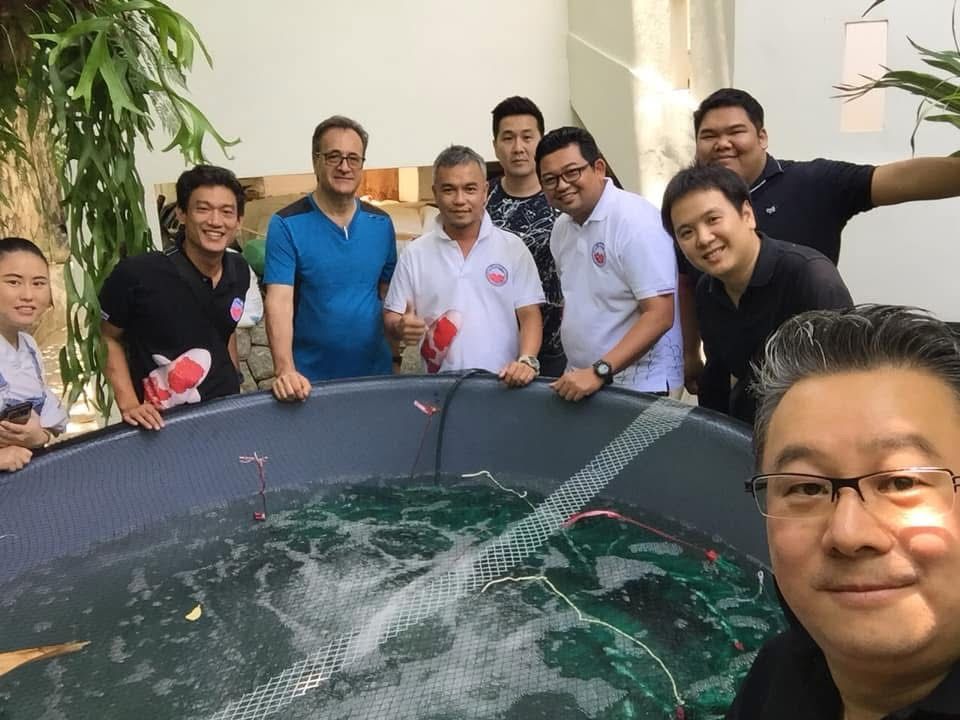 กลุ่มผู้เลี้ยงปลาคาร์ฟ ZNA Phuket ถ่ายภาพร่วมกันข้างบ่อปลา